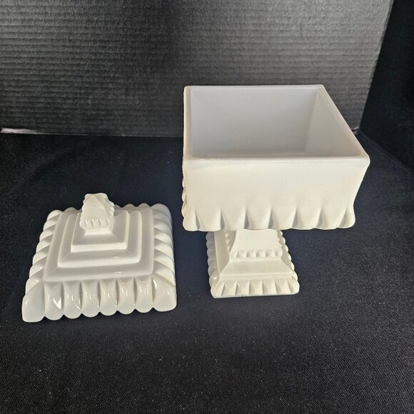 Large Vintage Westmoreland Wedding Milk Glass Covered Pedestal Candy Dish - Picture 5 of 12